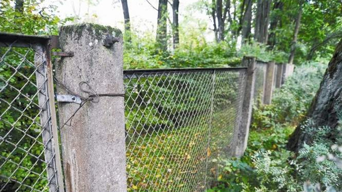 Ogrodzenie cmentarza wojskowego przy ul. 11 Listopada aż prosi się o remont. Wreszcie się doczekało. Nekropolia wpisana jest do rejestru zabytków - informuje poranny.pl.