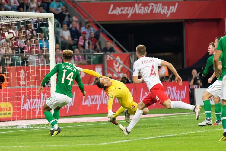 Bramkarz reprezentacji Polski Wojciech Szczęsny (2L) przepuszcza piłke do siatki po strzale Aidena O'Briena( P) z Irlandii