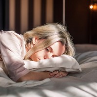 Álmatlanul forgolódik éjszakánként? Ettől a hormontól függ az álma