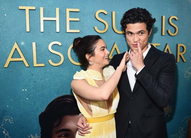 A Riverdale álompárja hatalmasat bohóckodott a vörös szőnyegen, és mi imádtuk őket ezért