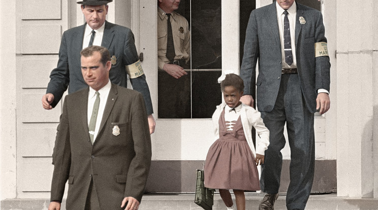 Ruby Bridges, amint kilép a szegregált iskola épületéből / Fotó: Northfoto