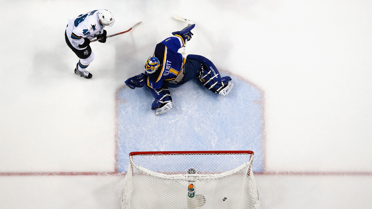 St. Louis Blues rozpoczęli finały Konferencji Zachodniej od zwycięstwa nad San Jose Sharks 2:1. Wyrównana rozgrywka nie zdziwiła nikogo w hali Scottrade Center, ale o jeden gol więcej zdobyli gospodarze występujący na tym etapie rozgrywek po raz pierwszy od 15. lat.