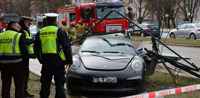 Porsche zmiotło przystanek MPK w Łodzi. Kierowca porsche uniknie kary? 