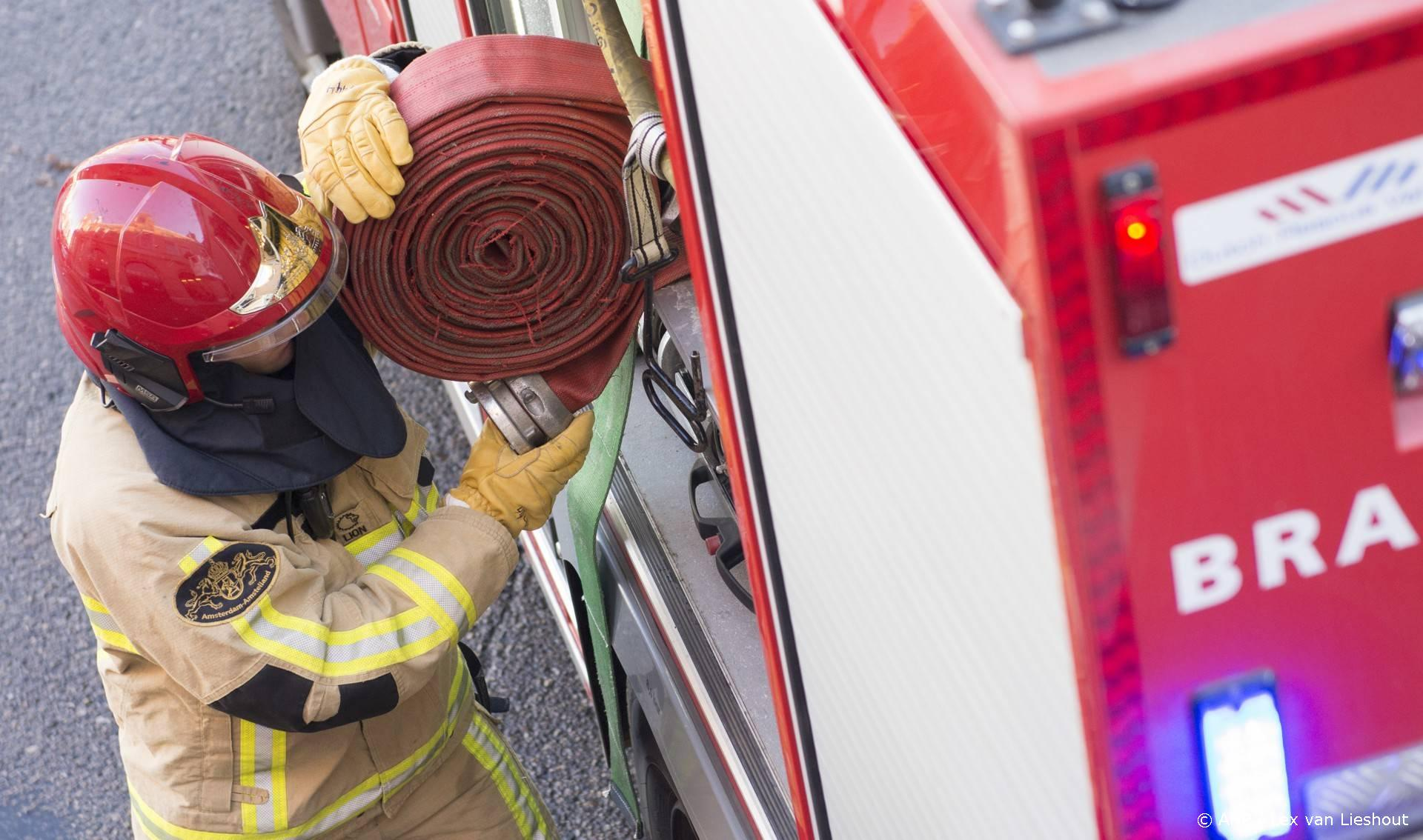 Grote duinbrand woedt in Westkapelle - brandweer bestrijdt vuurhaarden