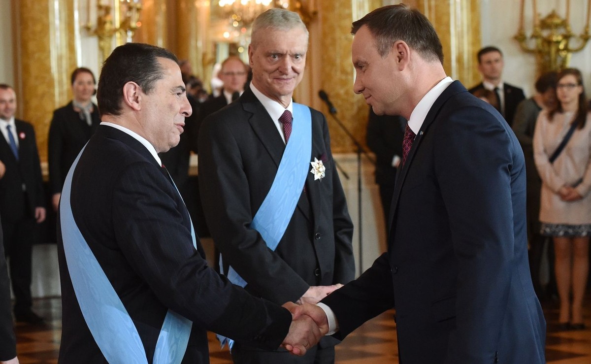 Prezydent Andrzej Duda (P) odznaczył Orderem Orła Białego publicystę, dziennikarza, pisarza Bronisława Wildsteina (L) i naukowca, byłego prezesa Polskiej Akademii Nauk Michała Kleibera