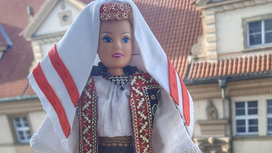 Dziewczynka z Bośni szyje stroje ludowe dla Barbie
