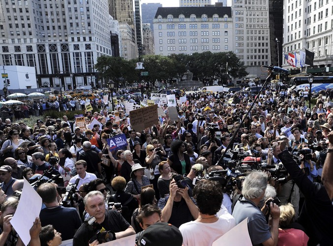 Tłumy gromadzą się niedaleko gmachu nowojorskiej giełdy