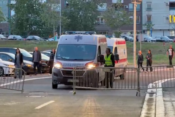 Dva vozila Hitne pomoći stigla u Beogradsku arenu:Vesna Zmijanac priključena na infuziju tik pred koncert (VIDEO)