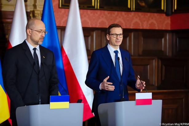 Mateusz Morawiecki i Denys Szmyhal podczas konferencji prasowej po spotkaniu w Krakowie