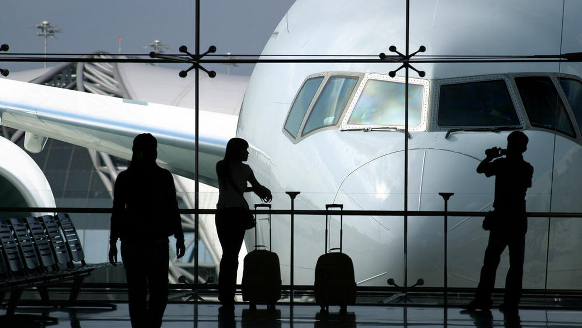 Wizz Air ogłosił w środę wprowadzenie płatnego bagażu podręcznego na wszystkich swoich trasach. Nowe zasady dotyczące przewozu bagażu na pokładzie samolotu wejdą w życie 4 października 2012 roku i będą obowiązywały przy wszystkich rezerwacjach dokonanych na przeloty po 24 października 2012 roku.