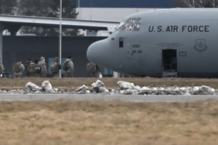 Pierwsi amerykańscy żołnierze, którzy będą stacjonować w Polsce, wylądowali na lotnisku w Jasionce