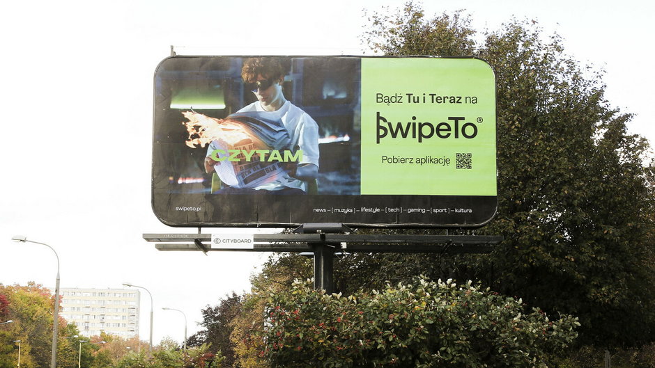 Billboard w Olsztynie reklamujący serwis swipeto.pl Telewizji Polskiej w październiku 2022 r.