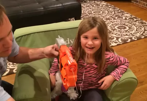 To dopiero hardkor: dziewczynka pozbywa się swojego zęba mlecznego... zabawkowym pistoletem