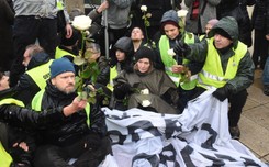 'Żądamy ekshumacji kota'. Transparenty i przepychanki podczas miesięcznicy smoleńskiej