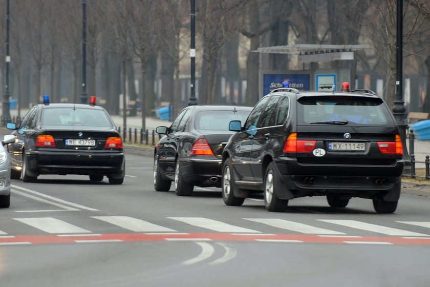 Kolumna samochodów BOR wioząca prezydenta Bronisława Komorowskiego