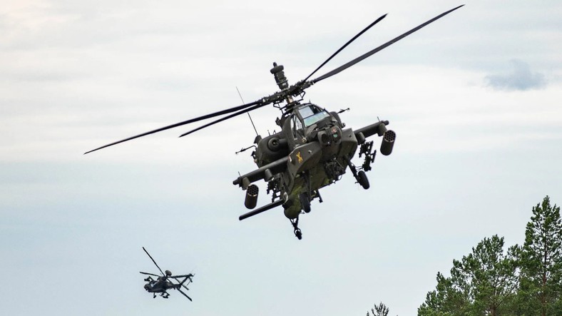 Dwa amerykańskie śmigłowce uderzeniowe AH-64E. Polska zamówiła aż 96 sztuk za kwotę 10 mld dol.