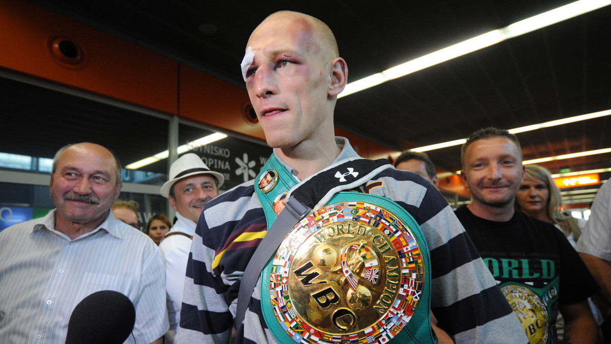 Krzysztof "Diablo" Włodarczyk obronił pas mistrza świata federacji WBC w kategorii juniorciężkiej. Polski pięściarz grupy Ulrich KnockOut Promotions po znakomitej walce pokonał przez nokaut Rachima Czakijewa, choć w pierwszych rundach to Rosjanin był stroną przeważającą. Po walce twarz Polaka była mocno rozbita, ale rysował się na niej uśmiech. - Po prostu, trzeba swoje przyjąć, żeby później radość ze zwycięstwa była jeszcze większa. Taki jest boks - powiedział "Diablo" w rozmowie z Eurosport.Onet.pl.