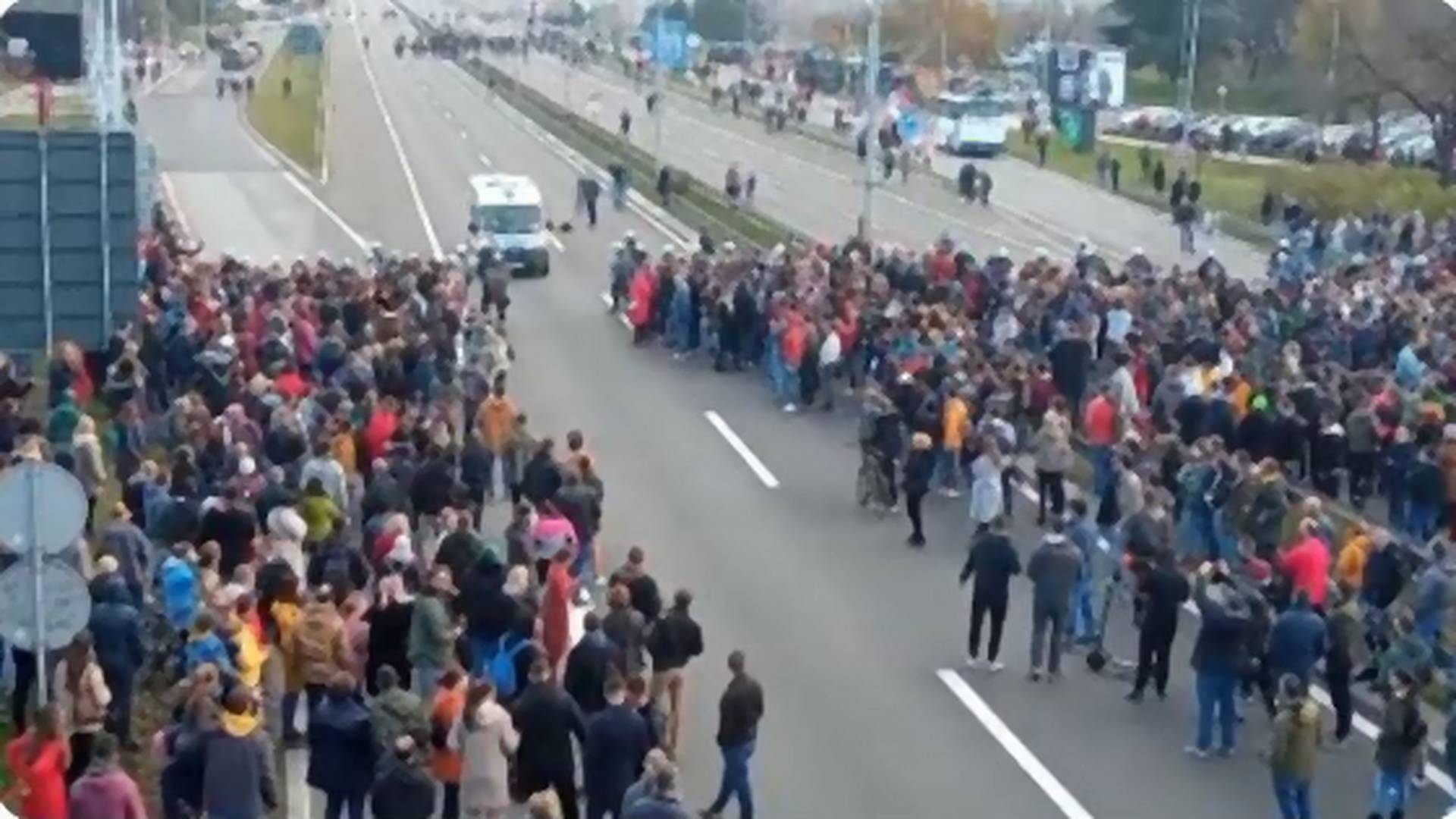 Ljudi dele snimak sa blokada u Beogradu na kojem je vozilo Hitne pomoći - ovo zaslužuje aplauz