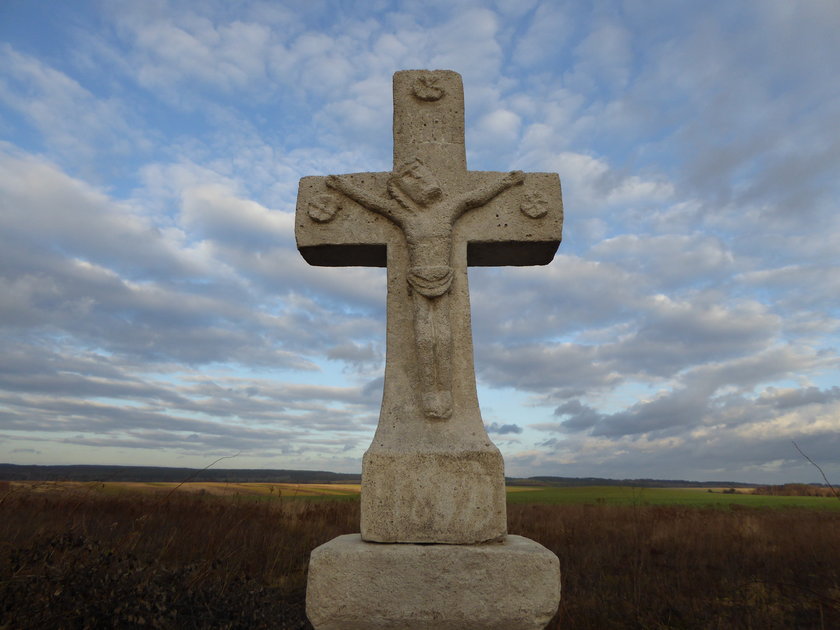 Zniszczyli krzyż