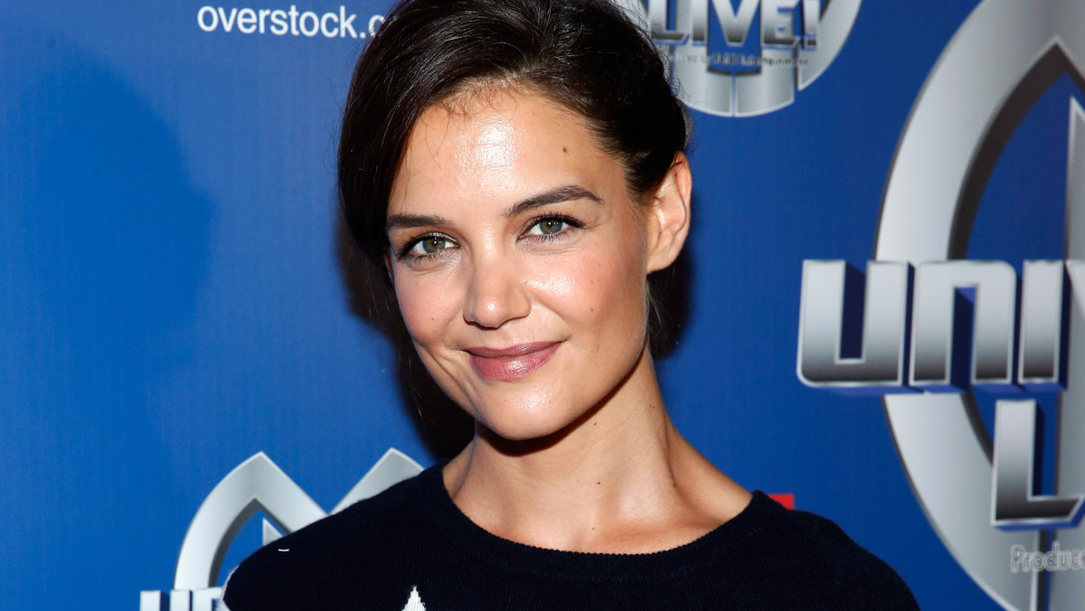 Katie Holmes, gwiazd serialu "Jezioro marzeń", przechodzi obecnie prawdziwy rozkwit swojej kariery. Aż cztery filmy z jej udziałem czekają na premierę. W jednym z ostatnich wywiadów gwiazda przyznała, że nie obwinia swojego byłego męża Toma Cruise'a o zawodowe niepowodzenia.