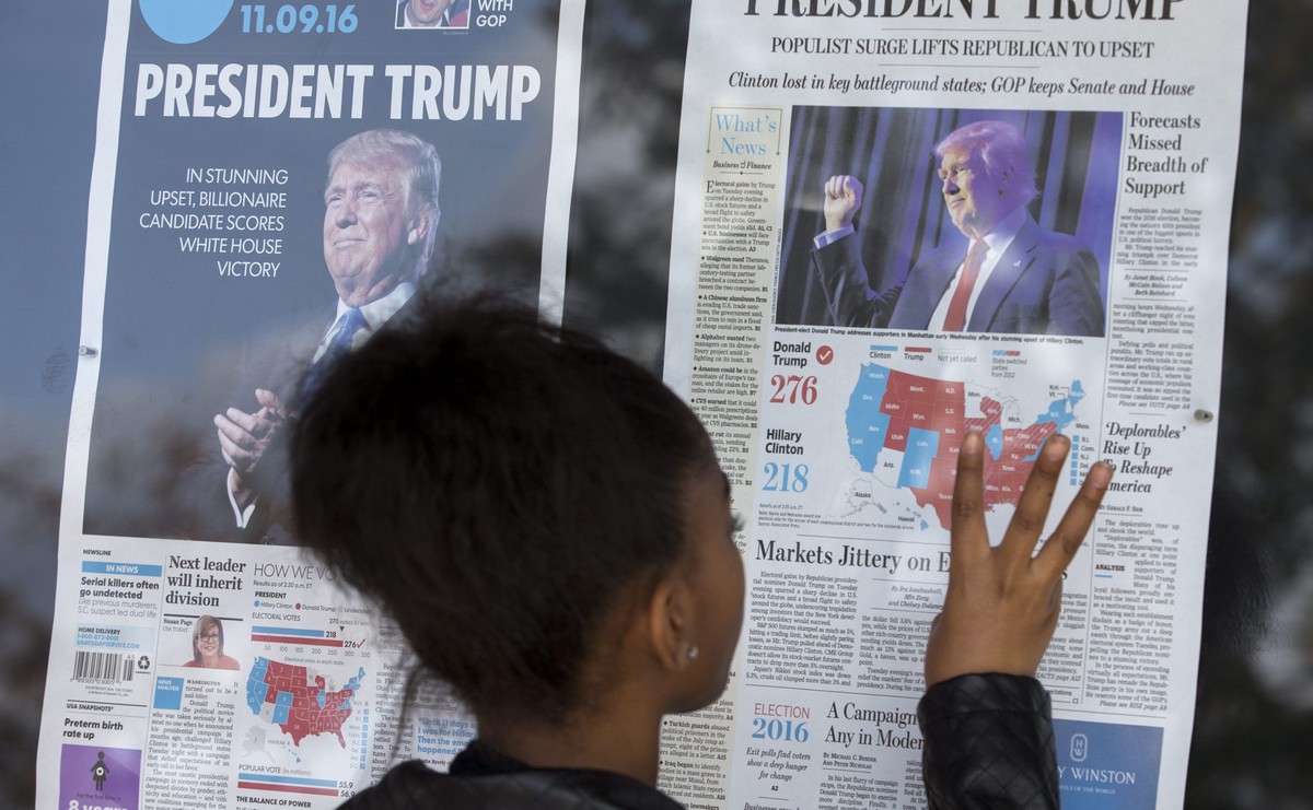 Afroamerykańskie dziecko czyta o zwycięstwie Donalda Trumpa w wyborach prezydenckich