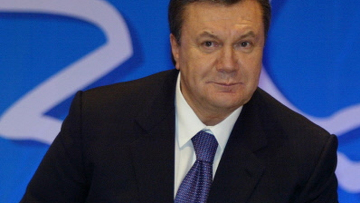 Prezydent Ukrainy Wiktor Janukowycz będzie latał do pracy helikopterem - poinformował szef jego administracji, Serhij Lowoczkin.