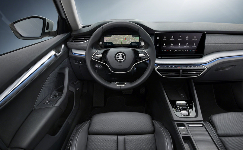 Nowa Skoda Octavia jakością materiałów dorównuje Volkswagenowi, a w niektórych partiach wypada nawet korzystniej. Tam gdzie Niemcy poskąpili, Czesi stosują miękkie wykładziny – wystarczy włożyć rękę do kieszeni na drzwiach lub zajrzeć do schowka na karty po lewej stronie prowadzącego. Twórcy wnętrza są szczególnie dumni z nowej dwuramiennej kierownicy, która okazuje się niebywale poręczna. W wariancie z pokrętłami i przyciskami można przy jej pomocy uruchomić 14 funkcji. A dzięki wbudowanym czujnikom pojemnościowym nie mamy ciągle fałszywych komunikatów, wzywających do przejęcia kontroli nad autem