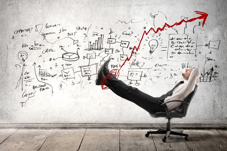 - Pierwszym, chociaż najtrudniejszym krokiem jest krytyczne spojrzenie na swoje błędy – uważa Adam Mistela, który od wielu lat przeprowadza szkolenia motywujące w firmach.  
Potknięć jest jednak prawdopodobnie tyle samo co rodzajów firm, dlatego nie ma gotowych rozwiązań. Dobrym pomysłem jest szczera rozmowa z pracownikami. Dodatkowo, możesz zaprosić na nią trenera, który pomoże Ci wyciągnąć wnioski. <br>

<br>O co możesz zapytać pracowników? Przede wszystkim o organizację firmy, co im przeszkadza, co chcieliby zmienić. Uważnie słuchając, zyskasz nie tylko szacunek jako szef, ale także będziesz wiedział co poprawić.