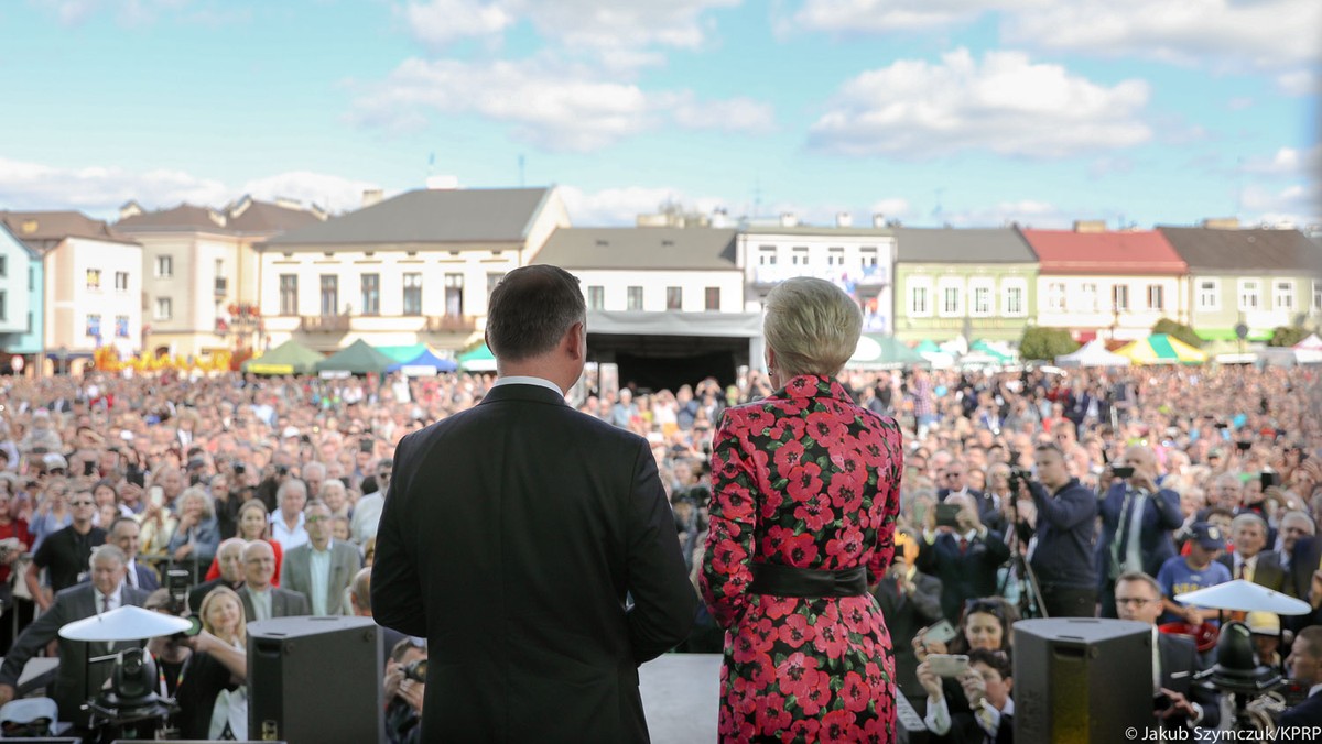 Opozycja od tygodni zajmuje się poszukiwaniem najlepszego kandydata w wyborach prezydenckich, gdy Andrzej Duda już za kilka tygodni będzie mógł pochwalić się dużym osiągnięciem - wizytą we wszystkich 380 powiatach w Polsce. Badania pokazują, że tzw. Polska powiatowa to dziś jego bastion. Dlatego spotkania stanowią poważny potencjał przed majową walką o reelekcję.