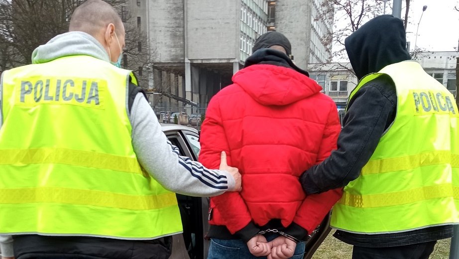 Miał 200 l benzyny. Tłumaczył, że jej nie ukradł, a dostał z autem