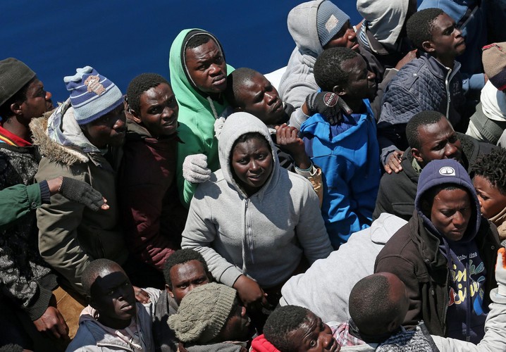 IMIGRANCI PŁYNĄ Z AFRYKI DO EUROPY NA TRATWACH I PONTONACH