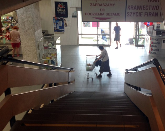 Na piętrze niemal nie było okien, co miało pozwolić na lepsze wykorzystanie przestrzeni handlowej.