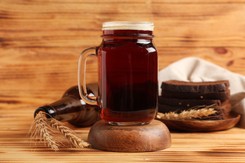 Orzeźwiający klasyk z PRL, idealny napój na upał. Tonizuje i działa na jelita jak balsam