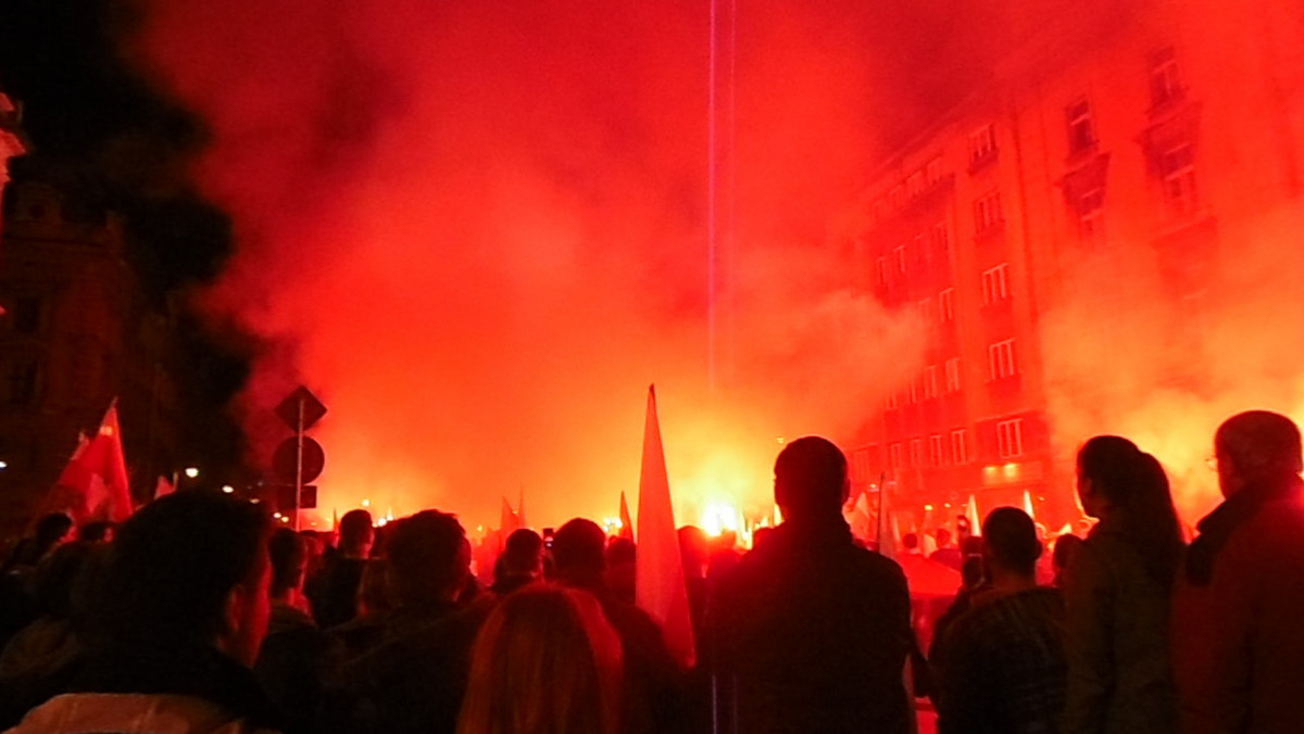 Żadne "zaczarowywanie" rzeczywistości, w tym niestety także przez pana prezydenta Bronisława Komorowskiego, nic nie da. Społeczeństwo nie kupi bowiem hasła "Polacy, nic się nie stało".