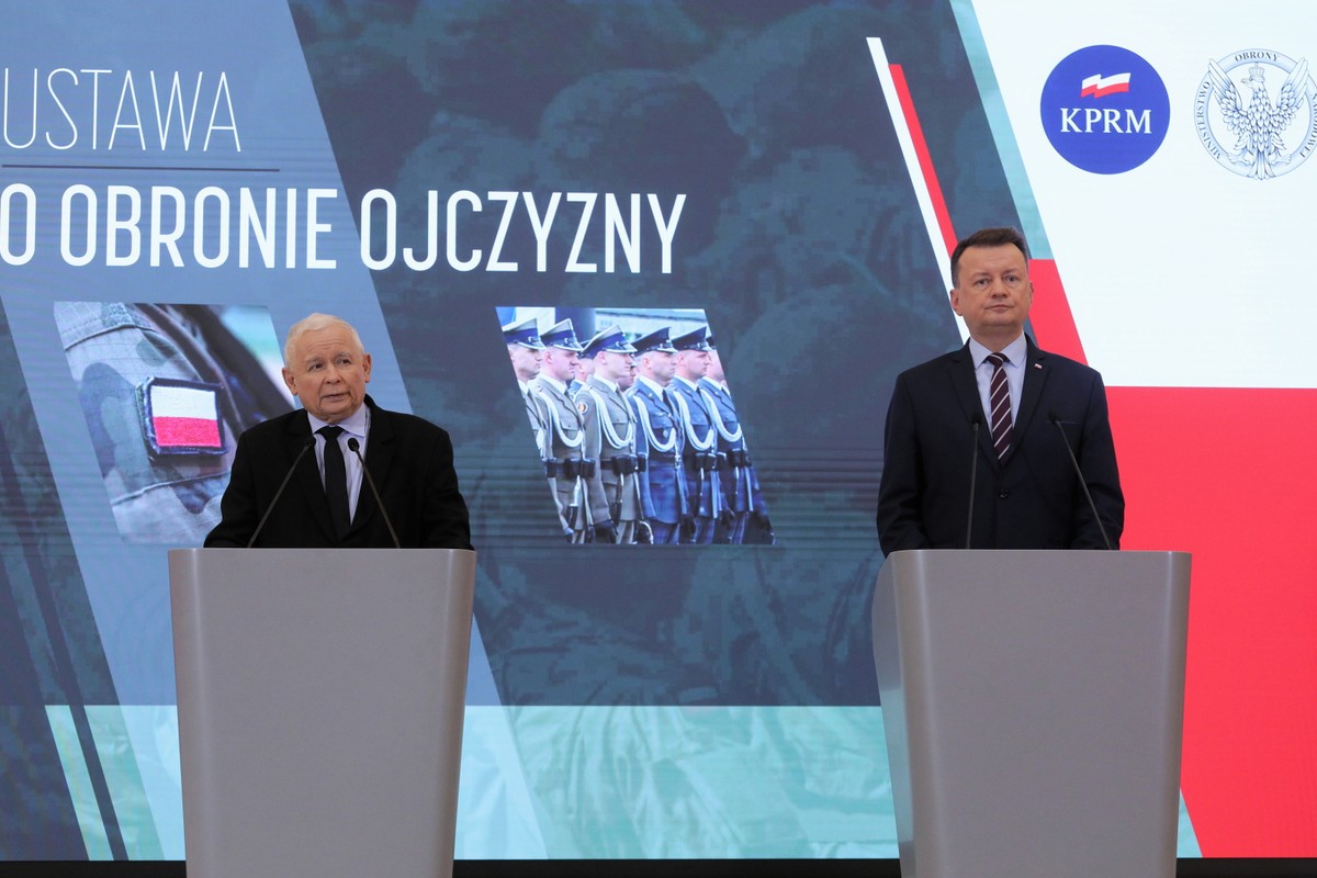Warszawa, 22.02.2022. Wicepremier, prezes PiS Jarosław Kaczyński (L) oraz minister obrony narodowej Mariusz Błaszczak (P) podczas konferencji prasowej w KPRM w Warszawie, 22 bm. Rząd przyjął projekt ustawy o obronie ojczyzny. Zakłada ona m.in. szybszy wzrost nakładów obronnych w odniesieniu do PKB, nowe źródła ich finansowania, możliwość nabywania sprzętu przez wojsko w drodze leasingu. (mr) PAP/Paweł Supernak