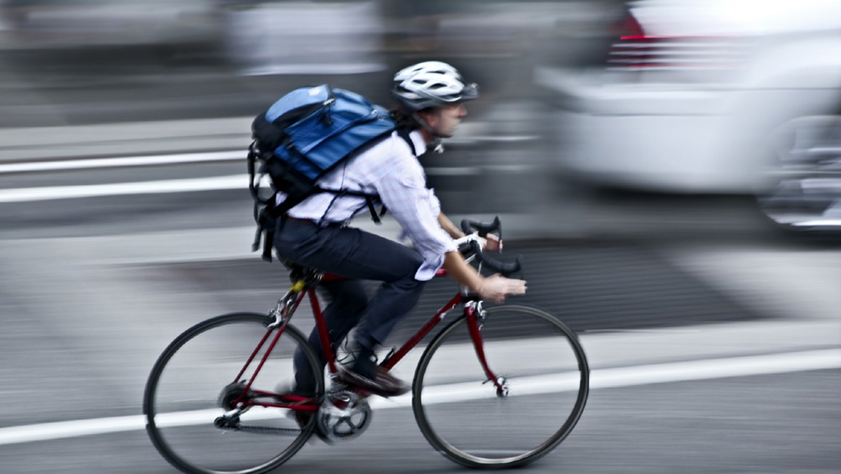 Niemieckie ministerstwo transportu stworzyło kampanię mającą zachęcać rowerzystów do noszenia kasków. Podzieliła ona opinię publiczną, bo występująca w niej modelka i model są roznegliżowani. 