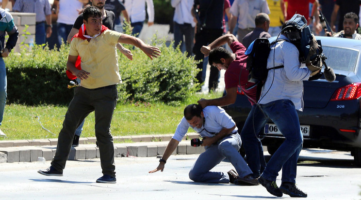  Kormánypárti civilek összeverekednek török újságírókkal Ankarában / Fotó: MTI