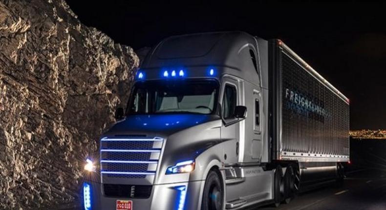 The Freightliner Inspiration Truck in action