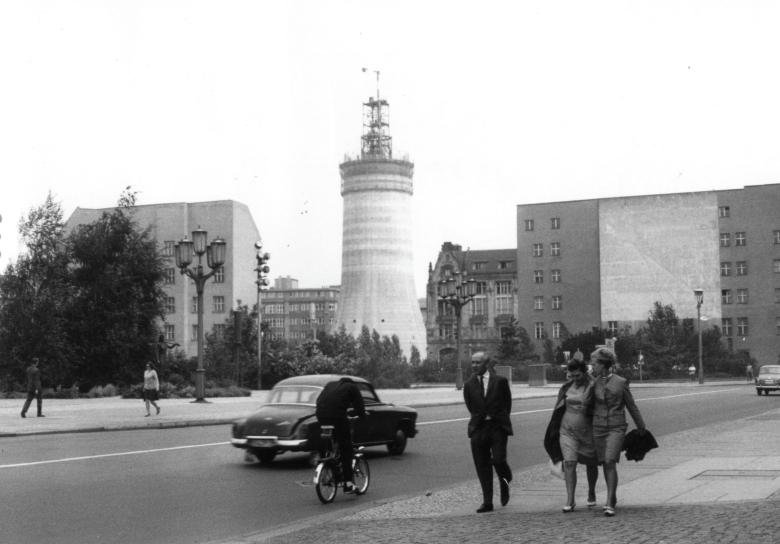 Wieża telewizyjna w budowie, sfotografowana 10 sierpnia 1966 r. 