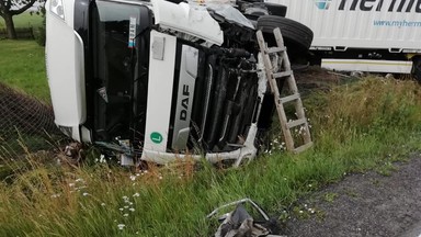 Zderzenie samochodu osobowego z ciężarowym. Jest ofiara śmiertelna