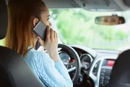 Kiedy jadę, a kiedy stoję? Jak poprawnie korzystać z telefonu w samochodzie