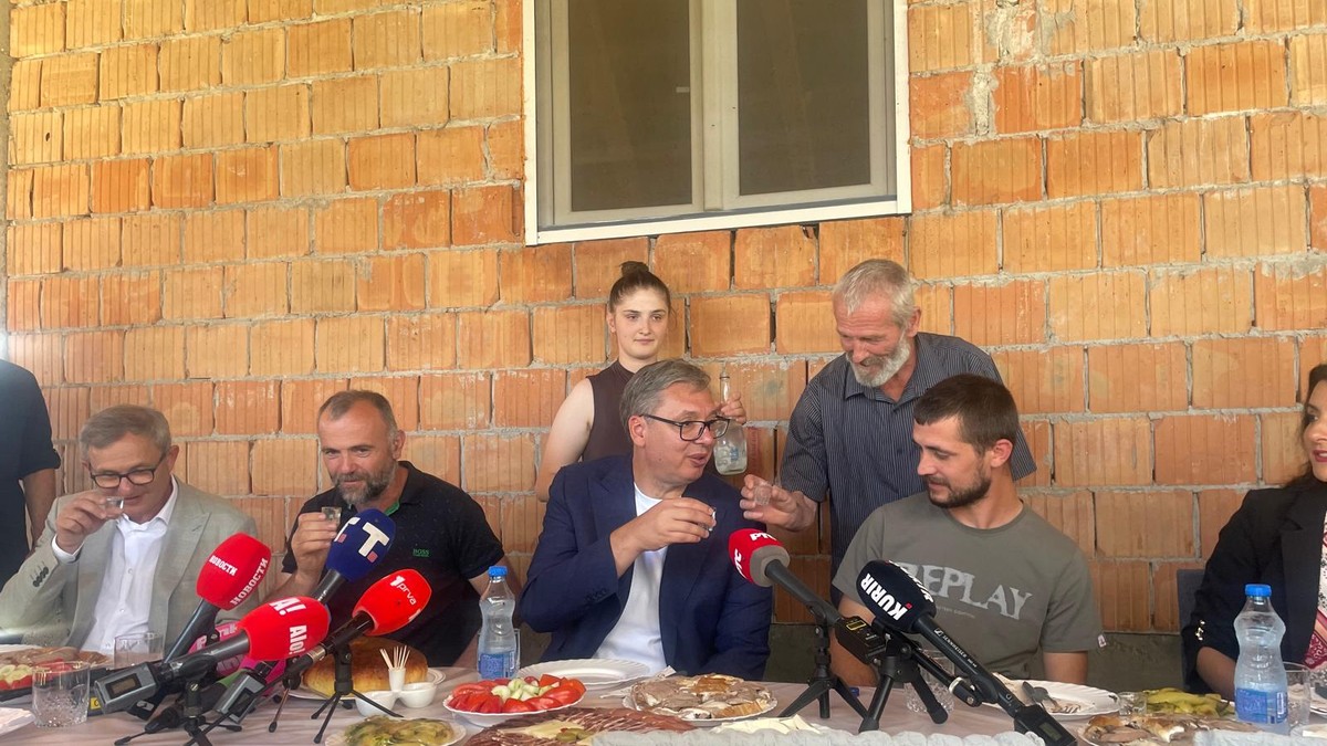 Vučić obilazi poljoprivredno gazdinstvo porodice Maslar