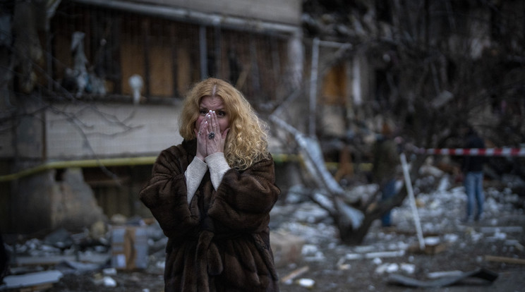 Natali Szevrijukova sír, miután rakétatámadás érte az otthonát Kijevben 2022. február 25-én / Fotó: MTI/AP/Emilio Morenatti