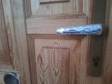 Miért csomagolják egyesek alufóliába a kilincseiket – és mennyire hatékony ez a pszichológiai trükk valójában?