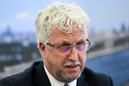 B. wiceprezydent Warszawy występuje z PO