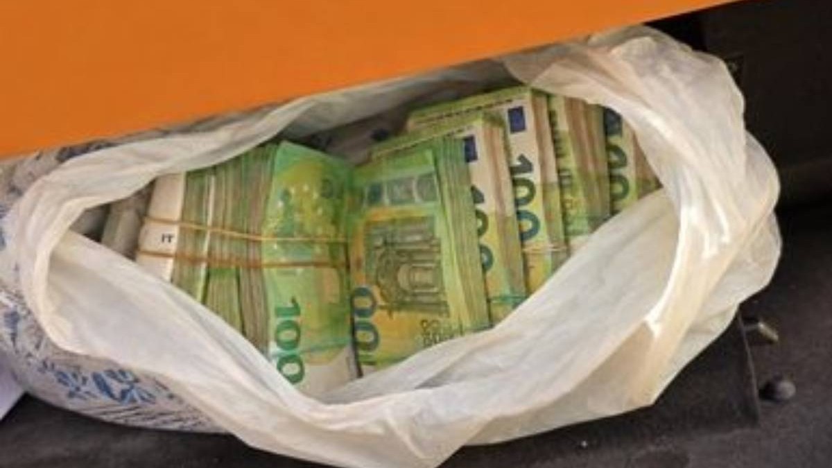 Doi români au rămas pe loc fără 63.000 de euro după ce au fost opriți în Italia conducând un Rolls-Royce de lux