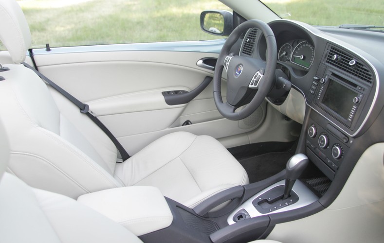 Zapach miękkiej, jasnej skóry i stacyjka między fotelami są modne przez cały rok