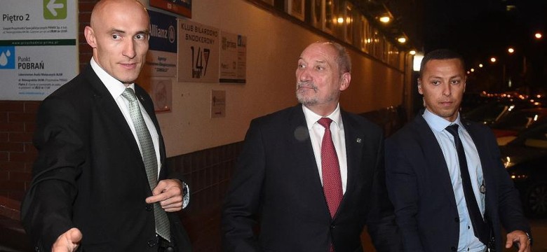 Kosztowna ochrona Macierewicza. Korzysta z limuzyny i ochroniarza z Żandarmerii Wojskowej. Opozycja grzmi: To wbrew prawu