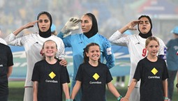 Irańskie piłkarki szybko zmieniły "front". Odśpiewały hymn salutując