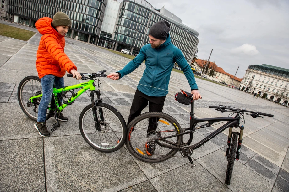 Urządzenie 2Riders pozwala rodzicowi przypiąć do swojego roweru jednoślad dziecka i bezpiecznie je holować. Dla dorosłego to forma treningu, dla młodych adeptów kolarstwa szansa na przejechanie kolejnych kilometrów bez najmniejszego wysiłku